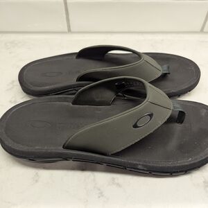 Oakley Men's Gray and Black Sandals